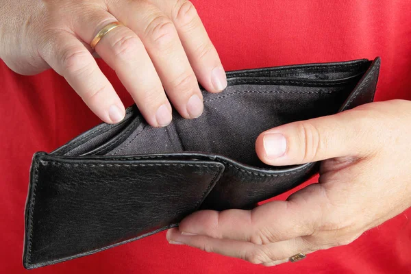 Muž držící prázdnou peněženku. Podvod, chudoba, dluhy — Stock fotografie