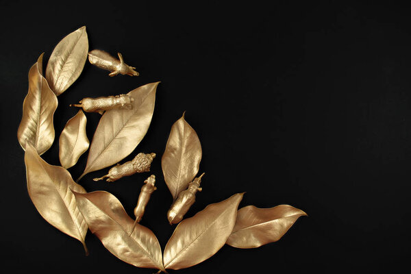 Абстрактный фон с золотыми тропическими листьями и экзотическими животными
