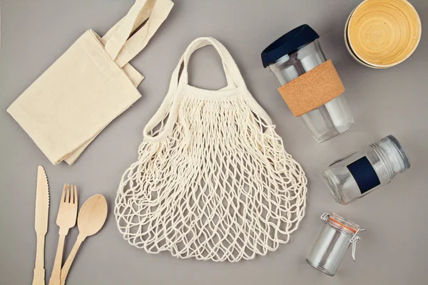 Sacos reutilizáveis, frascos de vidro e caneca de café para o estilo de vida livre de plástico e zero desperdício — Fotografia de Stock