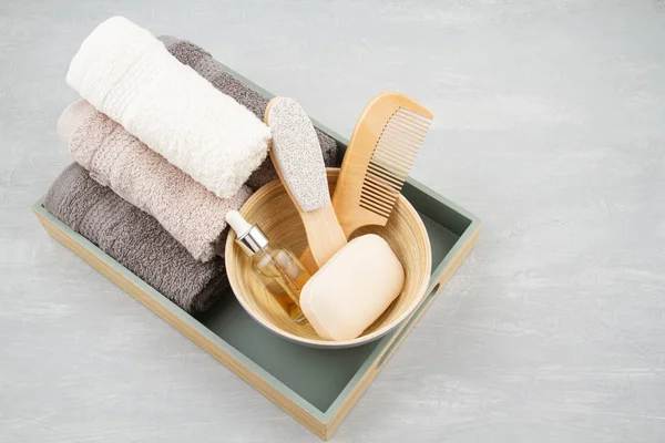 Composición spa y bienestar con suero, toallas y productos de belleza — Foto de Stock