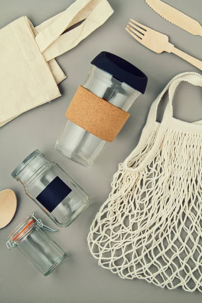 Sacos reutilizáveis, frascos de vidro e caneca de café para o estilo de vida livre de plástico e zero desperdício — Fotografia de Stock