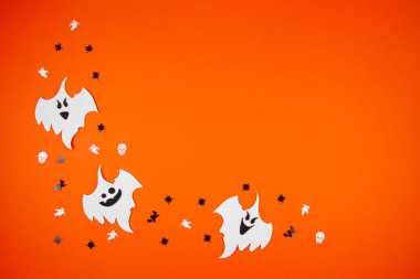 Plastik yarasalar ile Halloween dekorasyon üst görünümü. Parti, invit