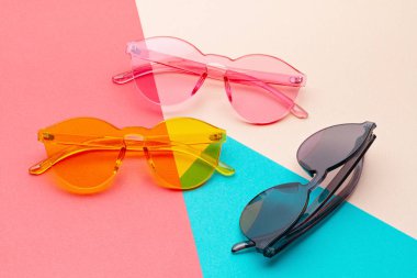 Trendy renkli transparant güneş gözlüğü