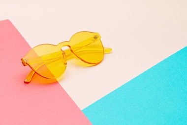 Trendy renkli transparant güneş gözlüğü