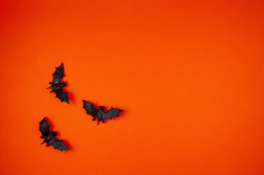 Plastik yarasalar ile Halloween dekorasyon üst görünümü. Parti, invit