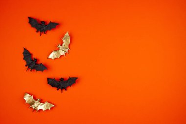 Plastik yarasalar ile Halloween dekorasyon üst görünümü. Parti, invit