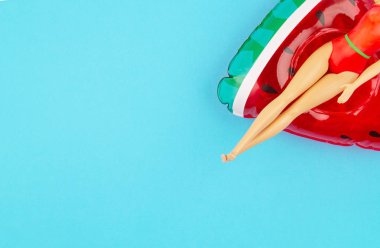 Şişme karpuz ile mayo bebek