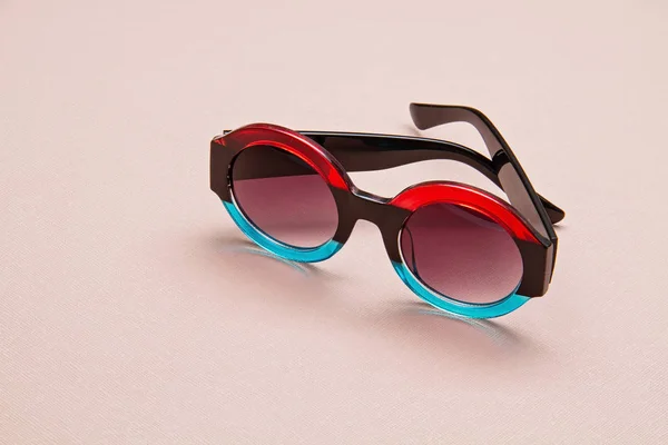 Modne, kolorowe, przezroczyste okulary przeciwsłoneczne — Zdjęcie stockowe