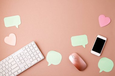 Klavye, telefon, fare ile sosyal medya kavramı flatlay