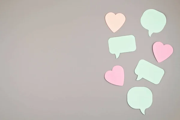 Mockup com notas adesivas em formas de bolhas de fala e corações com espaço de cópia — Fotografia de Stock