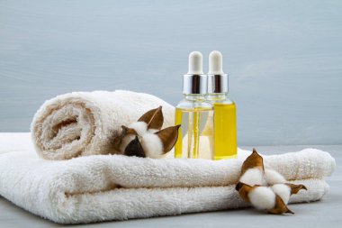 Serum, havlu ve güzellik ürünleri ile spa ve sağlıklı yaşam kompozisyonu.