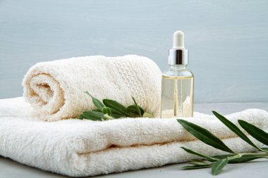 Serum, havlu ve güzellik ürünleri ile spa ve sağlıklı yaşam kompozisyonu.