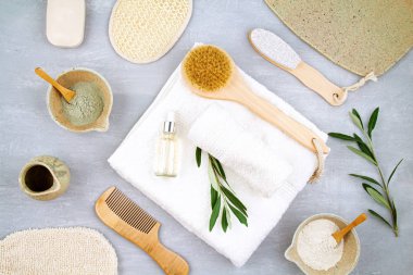 Kil tozu maskesi, serum, havlu ve güzellik ürünleriyle kaplıca ve sağlık kompozisyonu.