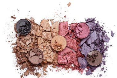 Beyaz arka planda ezilmiş göz farı. Makyaj sanatçısı, güzellik salonu, güzellik blogu