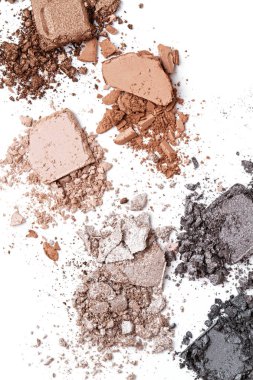 Beyaz arka planda ezilmiş göz farı. Makyaj sanatçısı, güzellik salonu, güzellik blogu