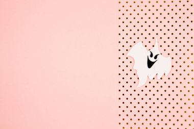 Pembe arka planda hayaletler olan Cadılar Bayramı dekorasyonunun en üst görüntüsü. Parti, davetiye, cadılar bayramı süsü.