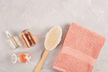 Gri arkaplan ve üst görünümde çeşitli spa ile ilgili nesneler