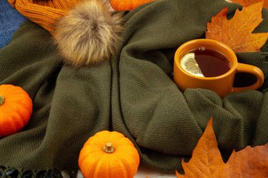 Sonbahar kompozisyonu sonbahar yaprakları, sıcak bir fincan çay ve