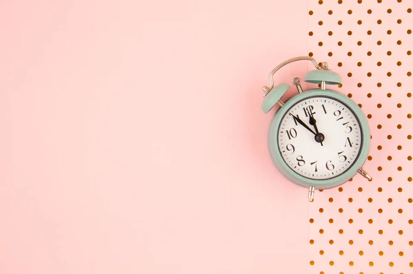 Flat lay with vintage alarm clock over pastel background — Stock Photo, Image