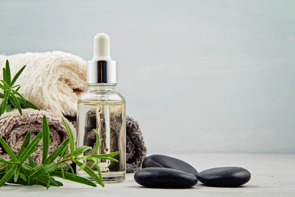 Spa and wellness composition with serum, towels and beauty products. — Stock Photo, Image