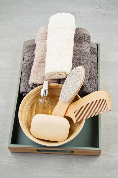 Composición spa y bienestar con suero, toallas y productos de belleza . — Foto de Stock