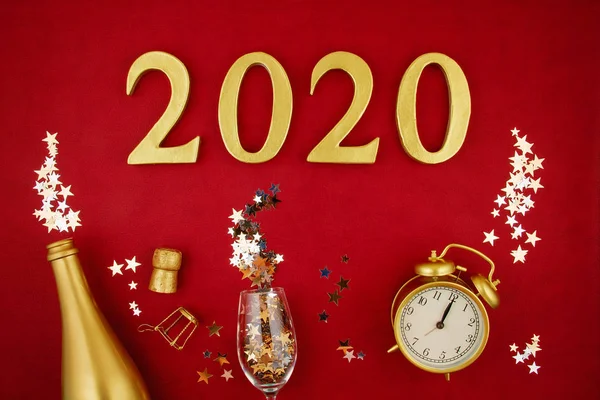 2020 년 최고 전망으로 는 샴페인, 유리, 자명종 시계, 넥타이가 있습니다. 생일, 새해, 축하 — 스톡 사진