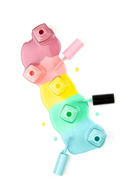 Esmalte de uñas de color pastel derramado aislado sobre fondo blanco . — Foto de Stock