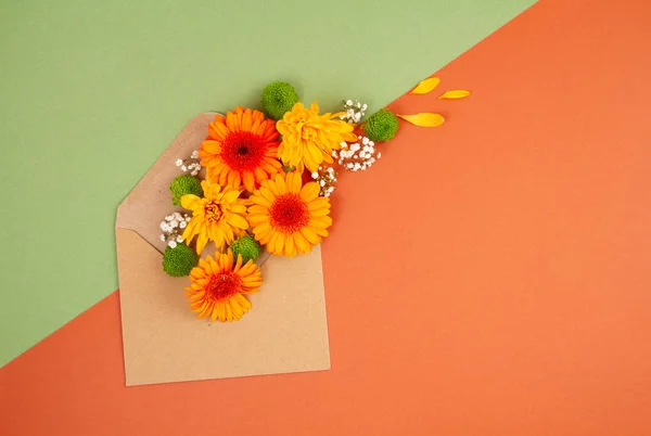 Flat lay com flores nas cores do outono — Fotografia de Stock