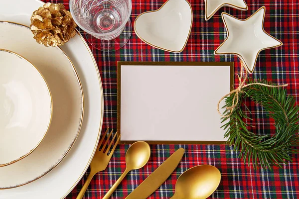 Feestelijke decoratie van de kersttafel voor het feest. Uitnodiging, kerstfeest, feestelijk diner concept — Stockfoto