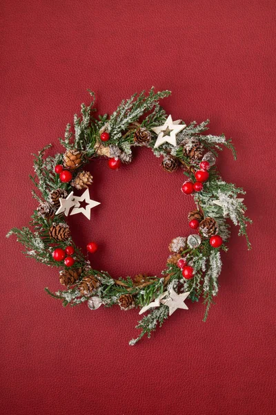Top kilátás a hagyományos karácsonyi koszorú fénymásoló. Téli ünnepek és karácsonyi ünnepség — Stock Fotó