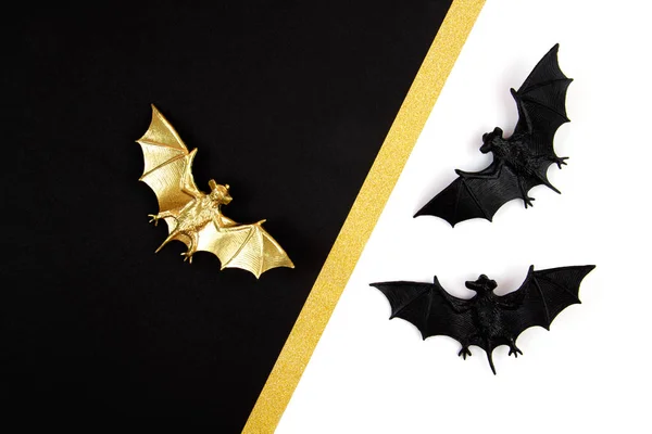 Vista superior da decoração de Halloween com morcegos de plástico. Festa, convite, decoração de Halloween — Fotografia de Stock
