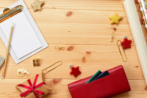 Notebook, kreditní karty, kabelka a vánoční dekorace. Online vánoční nákupy, nákup dárky — Stock fotografie