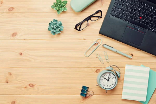 Vista superior sobre o local de trabalho com laptop e material de escritório — Fotografia de Stock