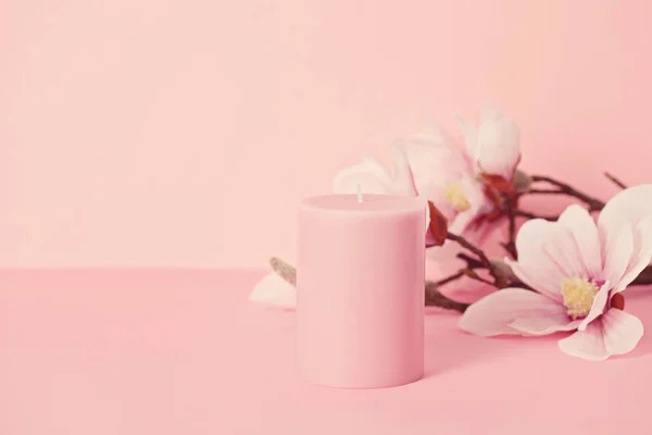 Flor delicada vela perfumada sobre fondo rosa pastel — Foto de Stock