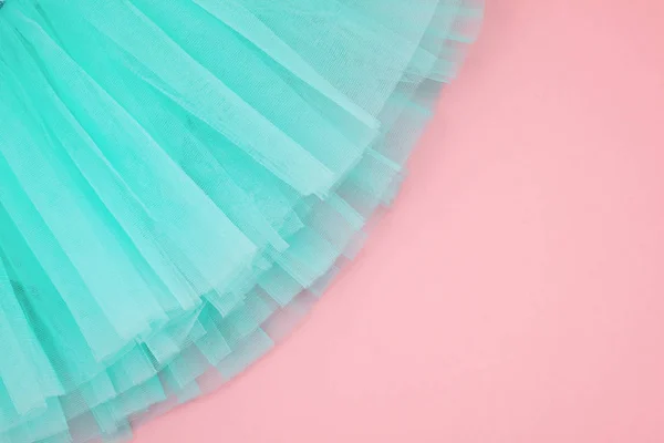 Vista superior sobre o vestido tutu balé menina sobre o backgroun rosa — Fotografia de Stock