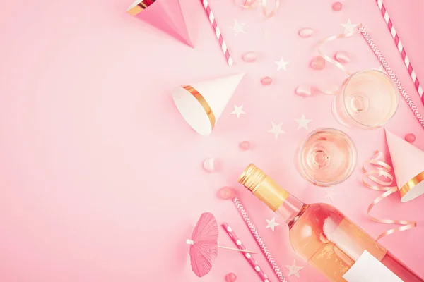 Дівчата вечірки аксесуари на рожевому фоні — стокове фото