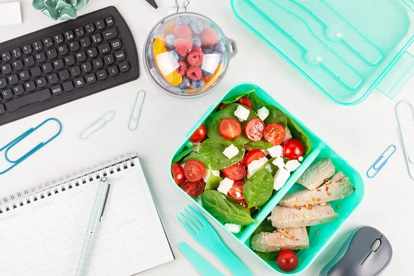 Portate via il cestino del pranzo con insalata fresca e tonno sulle offi — Foto Stock