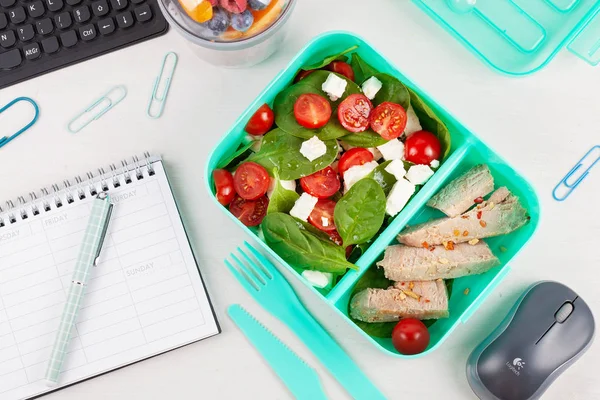 Vidd el az uzsonnás dobozt friss salátával és tonhallal az offin. — Stock Fotó