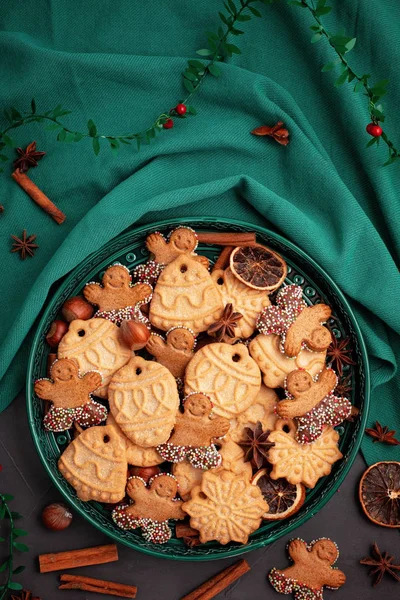 おいしい自家製クリスマスクッキーグリーンプレート. — ストック写真