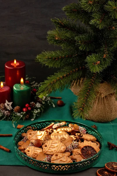 Leckere hausgemachte Weihnachtsplätzchen auf dem grünen Teller. — Stockfoto