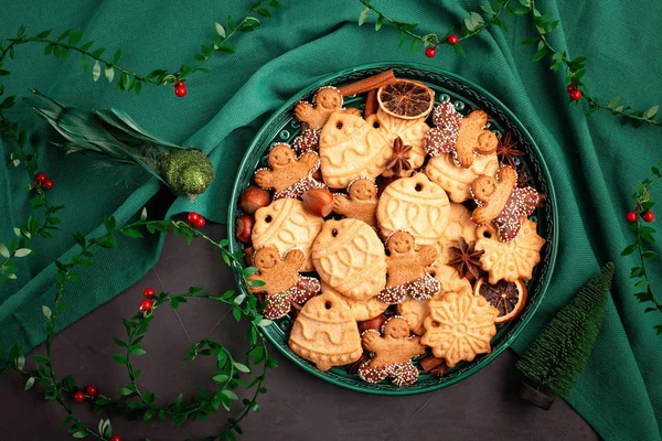 Leckere hausgemachte Weihnachtsplätzchen auf dem grünen Teller. — Stockfoto