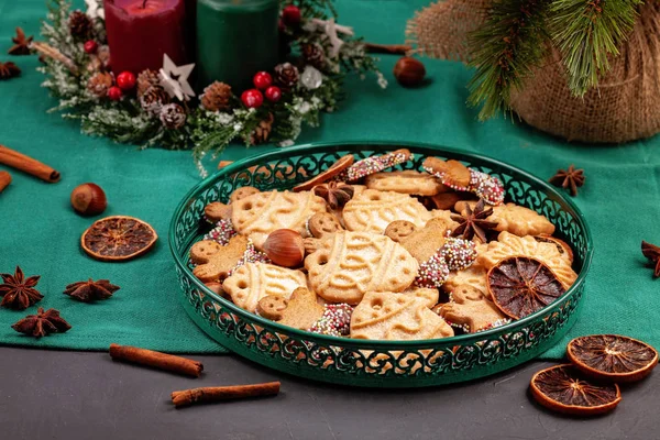 Leckere hausgemachte Weihnachtsplätzchen auf dem grünen Teller. — Stockfoto