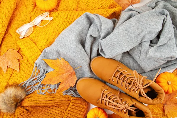 Flache Herbstkomposition mit Herbstblättern, Kürbissen, Stiefeln und — Stockfoto
