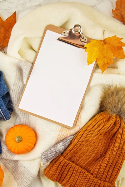 Composición plana de otoño con hojas de otoño, calabazas, jeans y —  Fotos de Stock