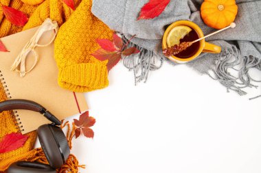 Sonbahar kompozisyonu sonbahar yaprakları, sıcak bir fincan çay ve