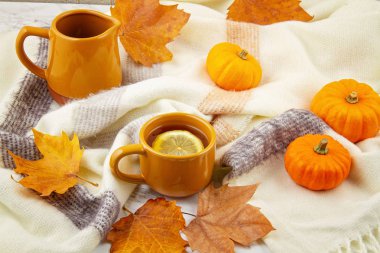 Sonbahar kompozisyonu sonbahar yaprakları, sıcak bir fincan çay ve