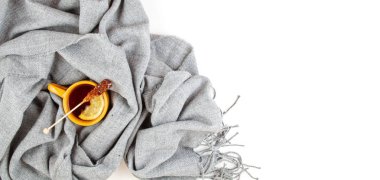 Bir fincan çay ve sıcak yün bir sc ile düz sonbahar kompozisyonu yatıyordu