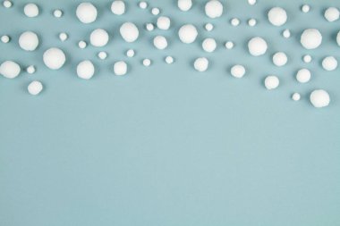 Kırmızı arkaplanda beyaz kar topları