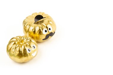 Beyaz arka planda şaşı gözlü komik balkabakları