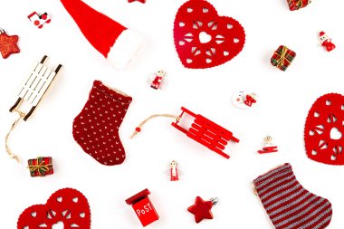 Beyaz arka tarafında xmas süsleri olan Noel kompozisyonu